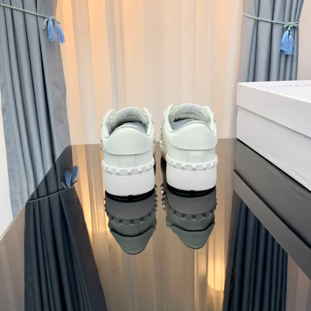 👟👟Ex-factory price👟👟Ex-factory price 480👟👟Women's shoes Women's clothing Women's shoes Women's clothing VALENTINO Valentino sneakers 23ss new letter sneakers white shoes lace-up sneakers Zhang Yixing's same rivet lace-up casual shoes sneakers The highest version on the market! All details are consistent with the original version. Buy the original 1:1 replica. Material: Original imported pebbled cowhide with VT original webbing. 3D printed color pattern. Inner lining: Imported cowhide lining. Cowhide foot pads. Outsole: exclusive molded T👟👟factory price U wear-resistant outsole. Strap: with rubber texture VLTN LOGO. Insole: genuine consistent rubber insole. Original box and full set of original packaging. Size: 35-40 (41🉑️Customized, non-refundable) 38-44 (45🉑️Customized, non-refundable)